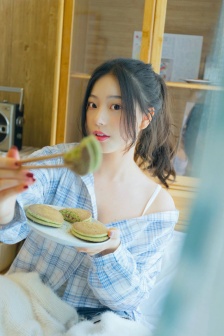 美女露屁屁无内裤图片